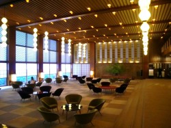 ホテルオークラ東京のメインロビー全景・正面に見えるのが富本憲吉作の壁画